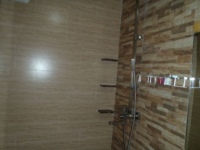 シャワーヘッドが有ったので、シャワーをすると周りが水浸しになってしまいます。<br />カーテンでもあれば問題解決なのに・・・と<br />日本人は思うかも？ですね。