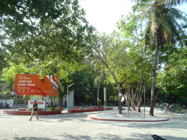 Villingili島に着いてフェリー・ボートのターミナルを出ると、<br />最初に目にする場所です。<br />宿泊予定のホテルは此の場所から歩いて２～３分程の距離でした。