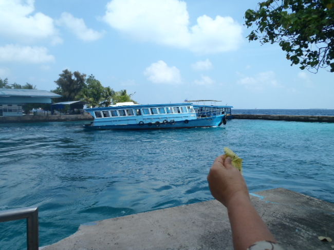 先ずはホテルの直ぐ前の港へ出てスタート。<br />首都・マレ島からVillingili島までのフェリー・ボート代金は、<br />3,25ルフィア＝約２５円ｘ２、二人で片道５０円でした。<br />やはり、公共フェリーは庶民の味方ですね～<br />貧乏旅行の私達にも・・・<br />