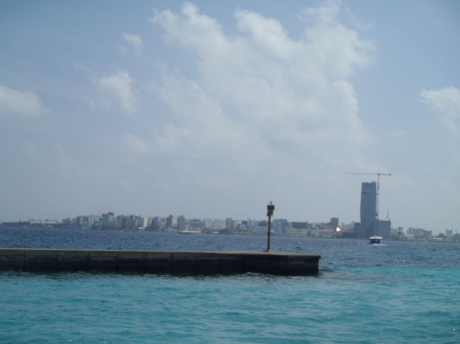 Villingili島の港の堤防先には首都・マレの雄姿が・・・