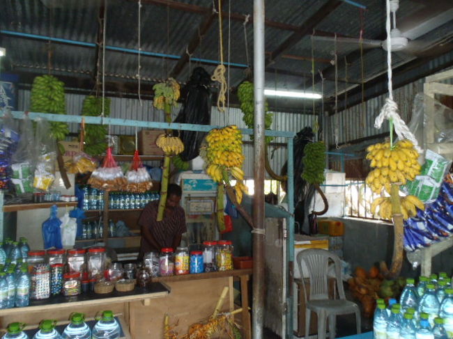 ４～5人で其々が品物別に営業しているようだった。<br />面白いおじさん達で私達が日本人と分かると色々な話をしてくれた。<br />モルディブで国名を尋ねられる順番は、大体・China? Korea? そして、<br />Japan?と問いかけて来る。