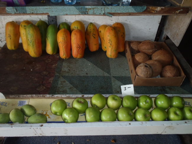 Gulhi島で昼のランチにとビーチで食べていたパパイヤが、<br />何と・・・Gulhi島の半額以下のプライスだった。<br />安かったのでつい、1個買ってしまった。