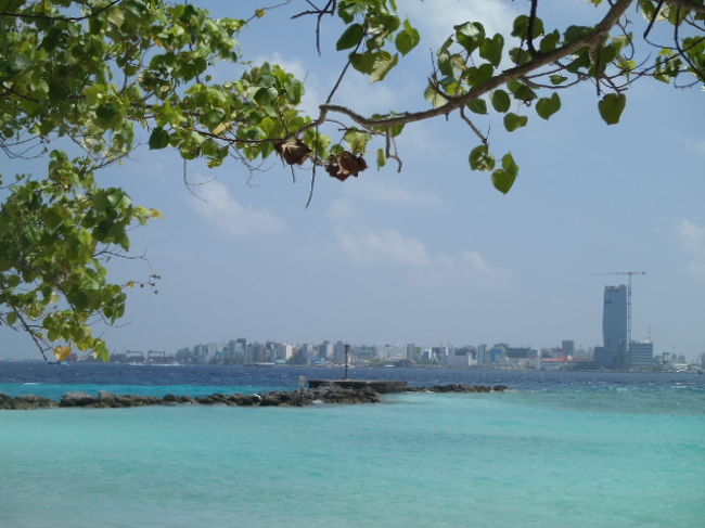 Villingili島のビーチサイドから眺める首都・マレの町並みの写真を数枚撮り、<br />今日のランチの場所を探す事にした。<br /><br />次はVillingili島滞在の後半をUPする予定です。<br />（続）ローカルアイランドVillingili島　滞在 Part２！