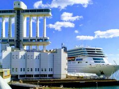 名古屋港のコスタネオロマンチカ
57,150トン
220メートル
乗客定員1,800人
乗組員数622人

手前の名古屋港ボートビルは地上６３メートル