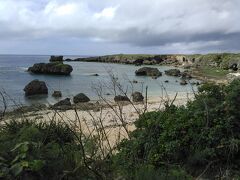 12:30
バイクを止めて中の島海岸を眺めます。
泳いでる人も数人ほどいました。