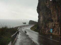 14:10
伊良部島の東側に到達しそこから南へと向かいましたが
雨足がが強まるばかり。
標高の影響がモロです。
（伊良部島は標高の低い西側は晴れやすく、標高の高い東側は雨が降りやすい、のかな）

