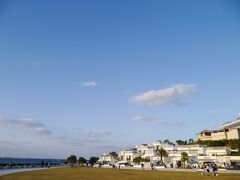 16:50
瀬長島に到着！瀬長島ホテルの前に降ろされるので、丘を下りてきました！
青い空に、青い海、白いウミカジテラス…素敵なロケーション。
