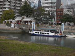 平和記念公園から宮島への移動は、世界遺産航路を使ってクルーズで移動することにしました。
元安橋のたもとの乗り場から本川経由です。
広電やＪＲよりは値段は高いですが、乗り換えもなく、早いです。
天気がよければクルーズ自体も楽しいですしね。

今回は宮島到着が夕方の便なので当日に買えましたが、定員があるので、昼間到着の便なら休日は前もって予約がいいですね。