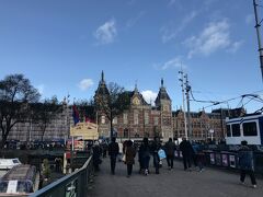 ランチ後、待ち合わせのアムステルダム中央駅に来ました！
この旅、初のアムステルダム中央駅、美しいわ～～。