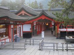 厳島神社の開門は、この時期は6時30分。ちなみに閉門は17時30分でした。
7時すぎに参拝しましたが、人はちらほらしかいないので、神社らしい厳かな雰囲気を堪能できました。