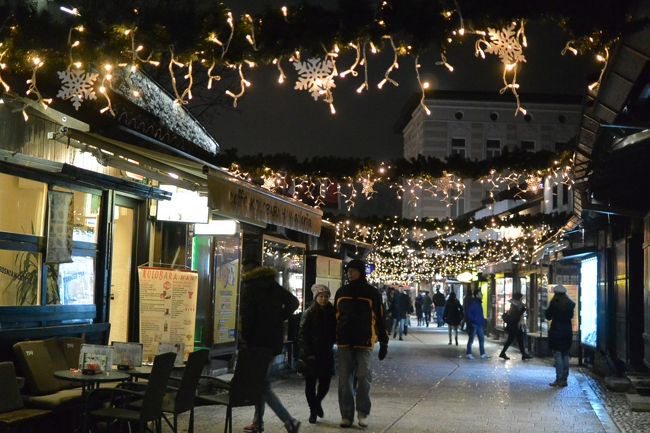 ガジ・フスレヴ・ベイ・モスクのある通り。<br /><br />1月下旬だけどまだクリスマスのイルミネーションがあります。いつまであるのかな～。