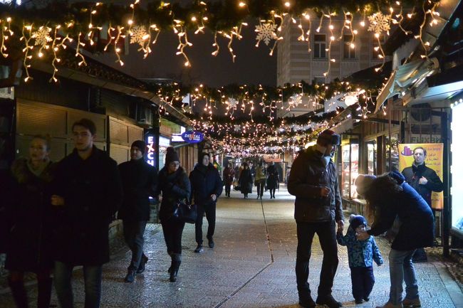 ガジ・フスレヴ・ベイ・モスクのある通り。