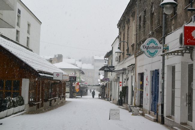雪の中旧市街にお買い物へ。