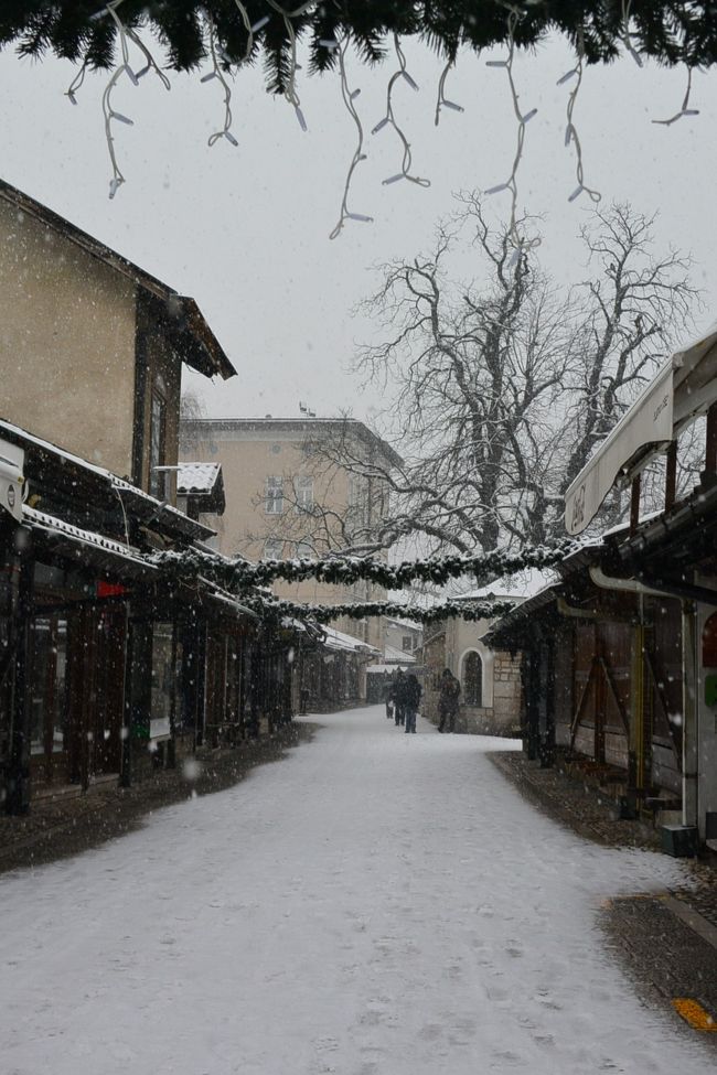 ガジ・フスレヴ・ベイ・モスクのある通り。