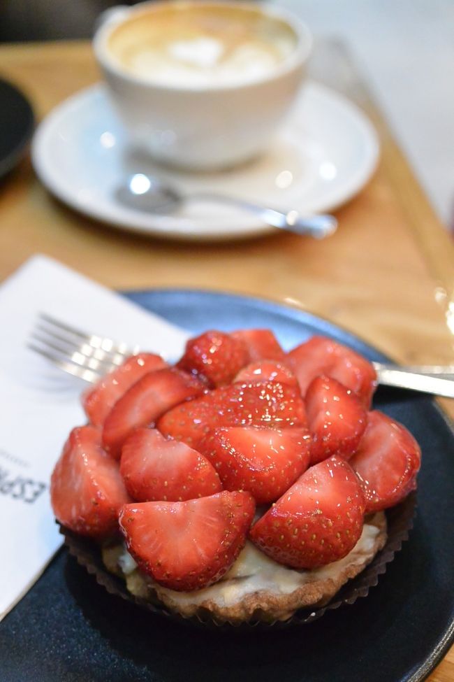 『espressolab』で朝カフェ。<br /><br />いちごがたっぷりなタルト。