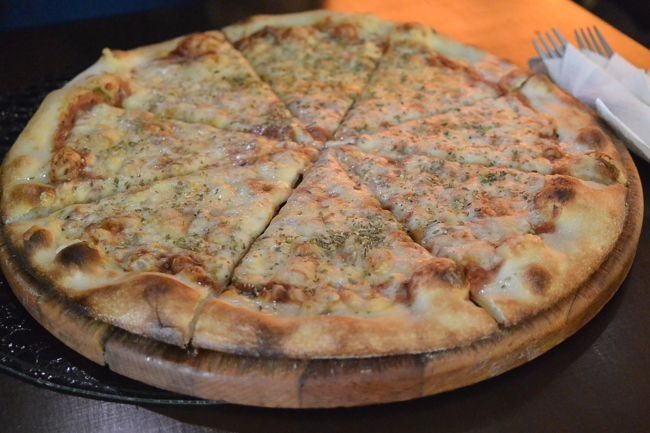 『Cafe Michele』<br /><br />ピザマルゲリータをシェアしていただきました。見かけは思っていたのと違ったけど、味はまずまず。<br /><br />フレッシュオレンジジュースとピザハーフで8KM≒4ユーロとコスパはいいです。