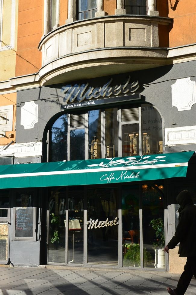 用事が終わり解散となったのがお昼時だったので、歩行者天国フェルハディヤ通りの『Cafe Michele』でランチ。