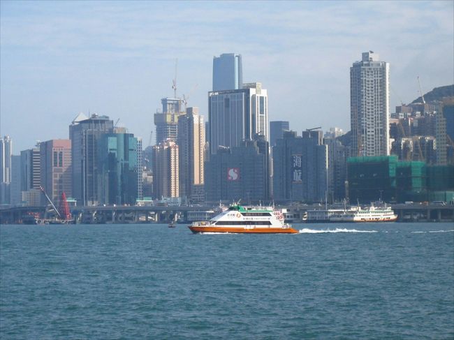 フェリーが行きかっているのを少し眺めました。