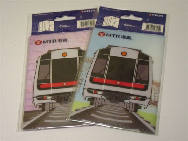 裏にはどちらもMTRの車体が描かれていました。