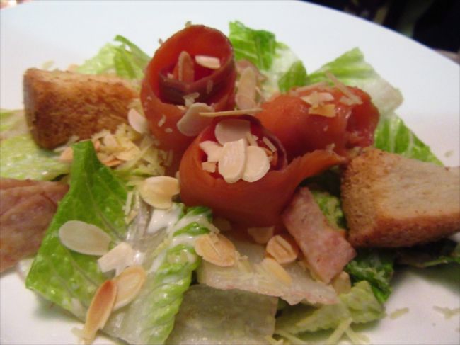 2人用のセットにしました。<br /><br />まずはサラダ。