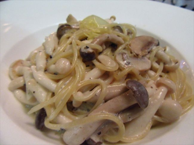 パスタを2品。<br /><br />こちらはナンシーが頼んだキノコのパスタ。