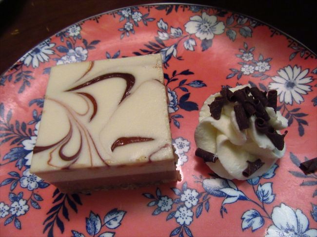 デザートはチーズケーキ2品。<br /><br />マーブルチーズケーキ、