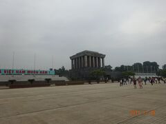 広い敷地の中に建つ、ホーチミン廟