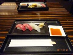 ＪＡＬファーストクラスラウンジにてお決まりのお寿司をいただきます
