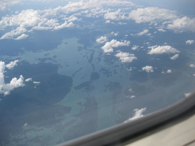 MH758便　マレーシア航空機内<br />大きな湖が見える。パハン州のマレーシア最大の湖ベラ湖か？