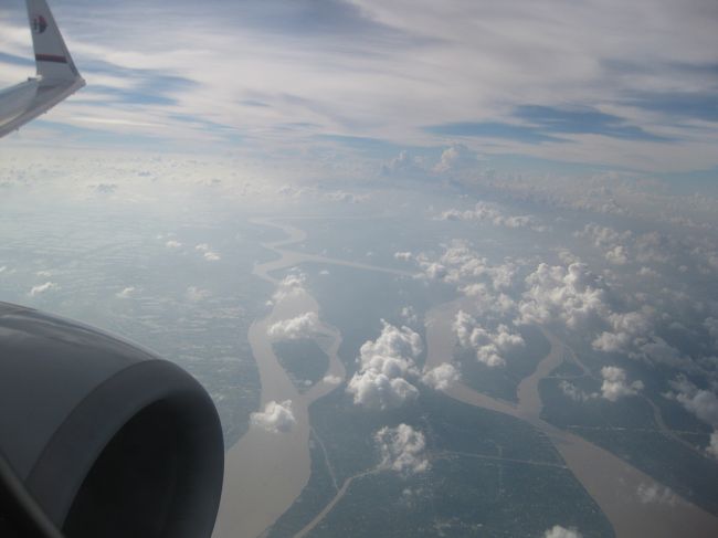 大きな河が蛇行しながら川幅を広げている。<br />かつてここは戦場だった。