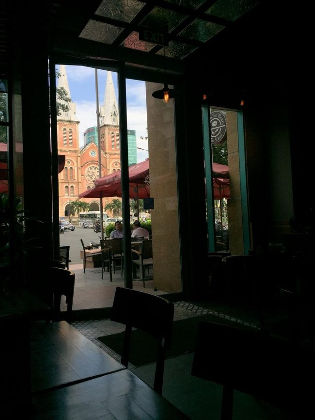 ベンタミン市場近くのホテルに宿泊した。市場を冷やかし街歩きを楽しむ。<br /><br />歩き疲れて教会を眺めながらベトナムコーヒーで寛ぐ。<br />この景色はホーチミン滞在感がある。
