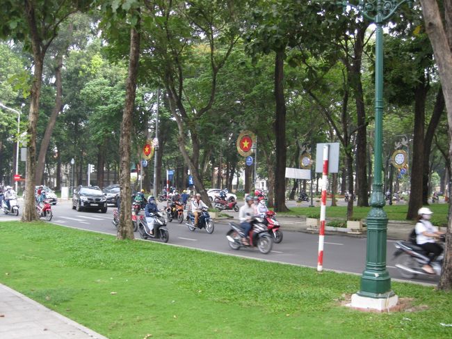 緑の中を往くバイクの群れ。