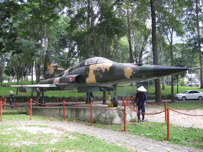 観光客もまだ少ない時間で管理の方達が庭園の整備をしていた。