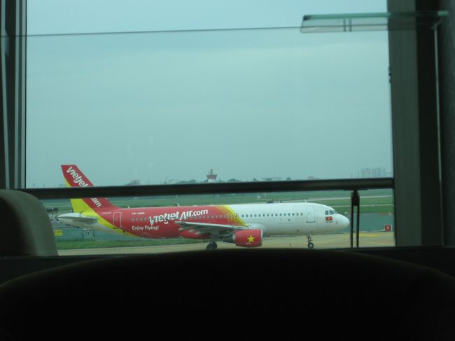 香港に向かうためラウンジで待機中。到着したViet Jet Airの機体が過ぎる。<br /><br />次から次に離着陸するViet Jet。さすがにベトナムのLCCだ。<br />