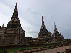『ワット・プラ・シー・サンペット』です。
アユタヤと言えば、この風景ですよね！

スリランカ様式の仏塔3基には、3人の王の遺骨が納められています。
急に空が暗くなってきてしまい、写真的にはイマイチになってしまいましたが、凄い存在感でした。