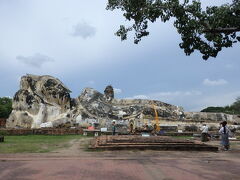 アユタヤに到着！

まずやって来たのは『ワット・ローカヤースッター』という寝釈迦仏。
こちらは全長29メートルだそうです。

さきほど49メートルの「ワット・ポー」を見たばかりなので、小さく感じてしまいましたが、こちらもなかなか歴史を感じる造りですね。

外国人の入場料は50バーツですが、ツアー代金に含まれています。