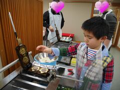 この日は、やまだ屋さんで、もみじまんじゅう手作り体験を予約していました。
全部で１０人くらいが参加していました。
生地は用意されているので、生地を型に流し込んで、あんこやチョコを入れて、型を閉じて、ひっくり返しながら焼きます。
３０秒×２回（裏表）×２回の２分で、きれいなもみじまんじゅうが焼き上がりました♪