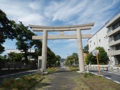 安養院から西へ800ｍほど，鶴岡八幡宮大鳥居(一の鳥居)．
鶴岡八幡宮から南に約1.3kmほどの位置の若宮大路上に建つ．
1668年建造，石造明神鳥居，国重要文化財． 
所在地鎌倉市由比ヶ浜2丁目．