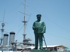 三笠公園内，戦艦三笠の前に立つ東方平八郎像．