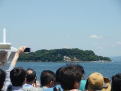 出航後すぐに猿島が見えてくる．まぁ近いから．
それにしても沢山の乗客だ．