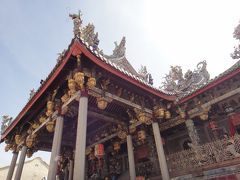 数ある中国系寺院の中でも最も豪華な、クー・コンシーもすぐ近くにあります。建物の内外や屋根の上まで色鮮やかで細密な装飾で埋め尽くされた姿は圧巻です。