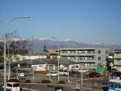 塩尻駅から北アルプス。真ん中が常念岳でその左に蝶ヶ岳、穂高岳。
窓側席でなかったので写真は撮れませんでしたが上松付近で御嶽山も綺麗に見えました。