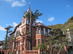 風見鶏の館(旧トーマス邸)
次は、さらに北野坂を上がって突き当り、北野町公園に面して建つ風見鶏の館。明治４２年完成、煉瓦の壁が存在感満点です。