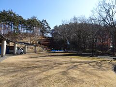 旧塩尻峠から40分ほど歩いて、岡谷市の「鳥居平やまびこ公園」にやって来ました。