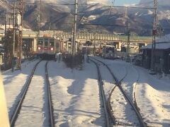 村山橋を渡ると村山駅です。
この駅で長野行きと行き違いをします。