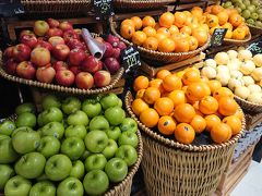 スーパーの果物売り場、種類も豊富にある。
日本と違って1個売り