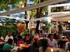 バンコク最後の晩餐は“マンゴー・ツリー”
正面の木が店の名前の由来となってマンゴー・ツリー
ここは観光客向けの味付けでどれも辛くはない。