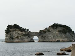 『円月島』

春分と秋分の頃は夕日が穴の中に！
だそうです。
見てみたい(*^^*)
