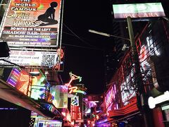 ツアーが終わって、１９時くらいにホテルに到着。
一休みして、ソイカウボーイを覗きます。
ゴーゴーバーがあるストリートの
日本人の多さよ。