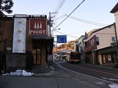 国道1号線沿いにある、ベーカリー＆スイーツ「ピコット」。
ちょうど小田原駅行の箱根登山バスが。